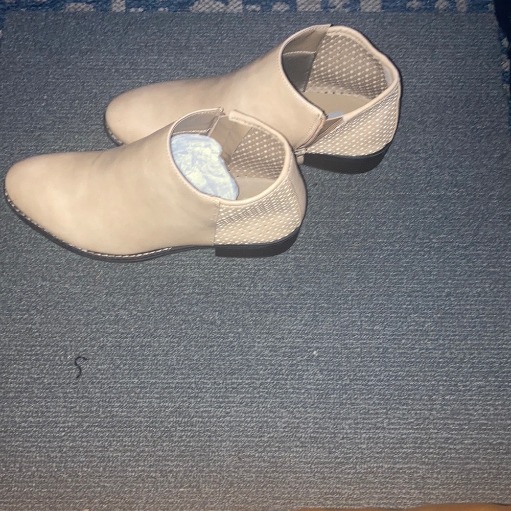 Cream colored ankle boots-size 8 1/2